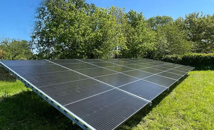 Zonnepanelen veldopstelling